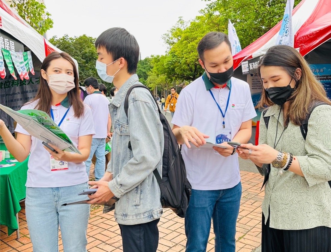 政大校園徵才博覽會24日登場，學子對於信義房屋保障年薪120萬元的總公司經營管理儲備幹部（MA）職缺備感興趣。