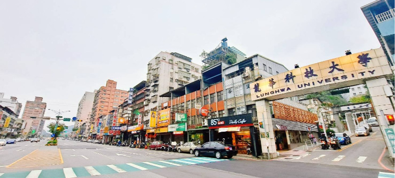 捷運棕線規劃於龜山區萬壽路一段、龍華街口設站。