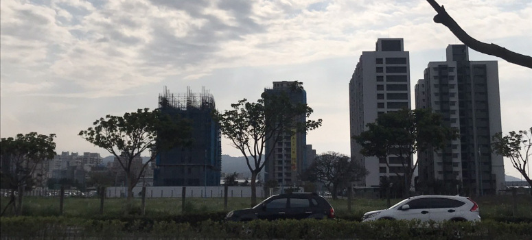 八里有台北港招商題材，但與自住需求關聯不大，影響房市有限。