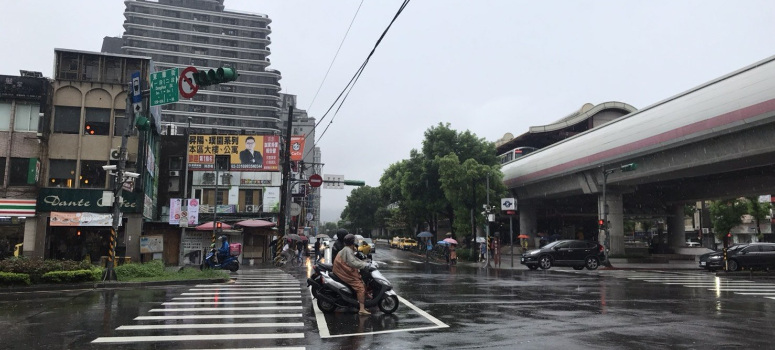 石牌捷運站周邊因發展較早，近期建商積極進入整合，都更案多也帶動中古屋市場。