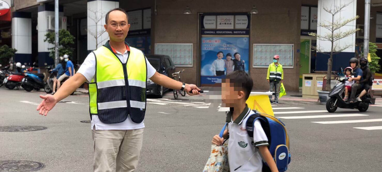 信義房屋美術園道專案經理王保富積極協助導護工作。