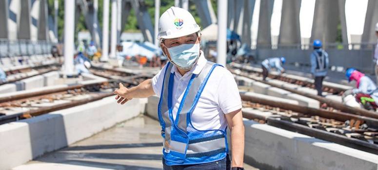 安坑輕軌列車將抵國門　明年底全線通車