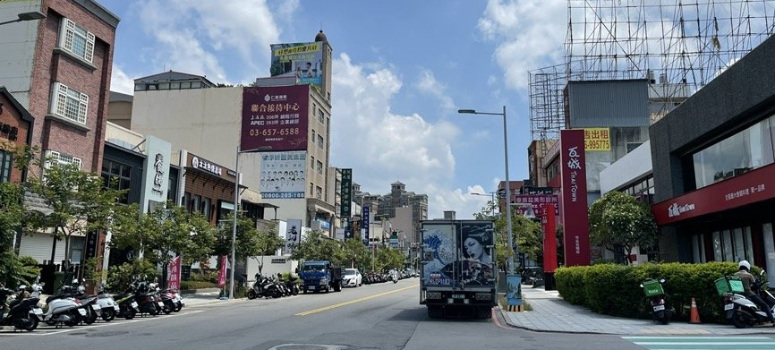 竹北光明商圈有美食一條街，連鎖餐廳都座落在此。