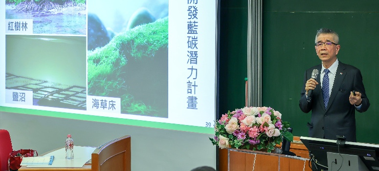 信義企業集團創辦人周俊吉今天至亞洲大學分享「永續發展」，其中東馬零碳島的規劃很受台下聽眾矚目。