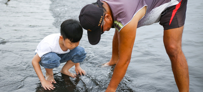 大小港邊熱帶漁林推出的釣沙蟹行程，有趣又富有教育意義。