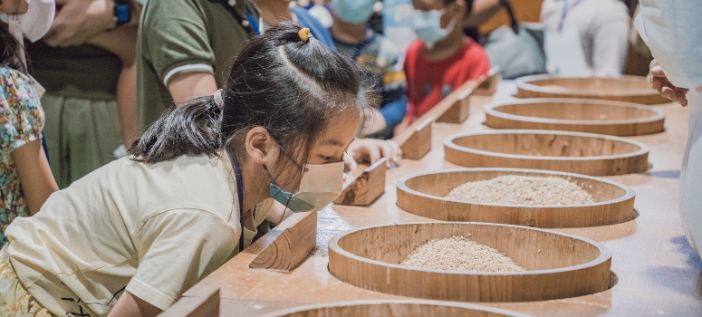 台灣地方創生基金會推動的在地親子體驗也結合食農教育，讓大人小孩了解「從泥巴到嘴巴」的過程，學習尊重土地、尊敬農夫、不浪費食物。