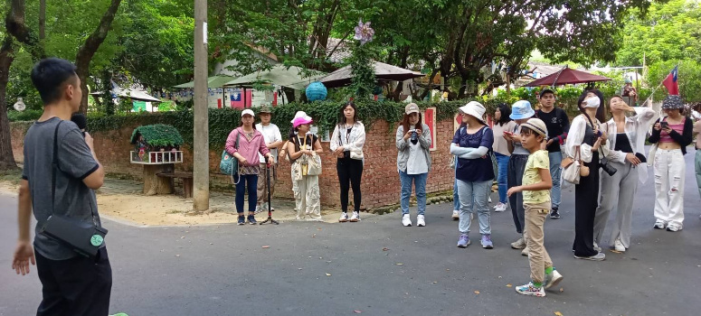 小熊老師林德俊帶路，串聯台中桐林社區與光復新村景點，吸引遊客了解社區營造的重要性。