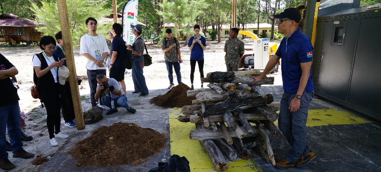 信義企業集團於環灘島製作有機堆肥，進行土壤改良。