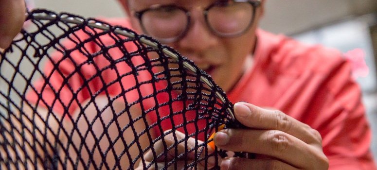 星濱山共創藝術團隊與在地職人共同創作漁網燈。