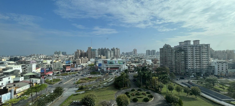 信義房屋台南民生店協理張榮分享，東區的社區、公園、綠地、學校以及街廓規劃完善，自住剛性需求強、保值性較高