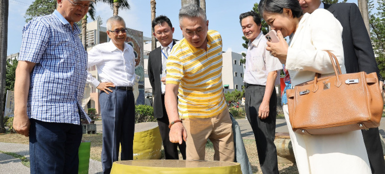 信義房屋企業集團創辦人周俊吉(左2)與同為校友的詩人渡也(左1)、作家許長仁(左4)、作家黃憲東(右3)、3名同為嘉義高中畢業的信義房屋同仁共同漫步於旭陵文學步道