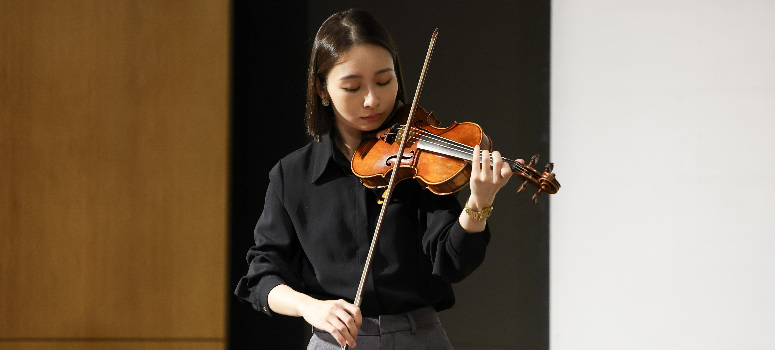 臺北市立交響樂團首席的楊雅淳以優美琴聲，演奏《巴哈：第三號小提琴無伴奏奏鳴曲，最緩版》開場。