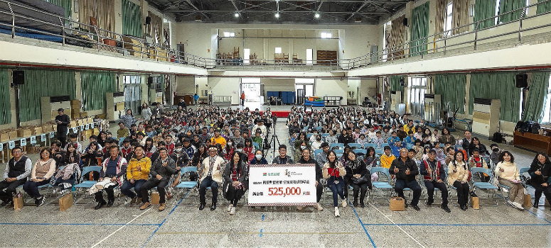 信義房屋志工團3月19日前往南投信義鄉，舉辦「信義至善獎助學金」25周年頒獎典禮，由信