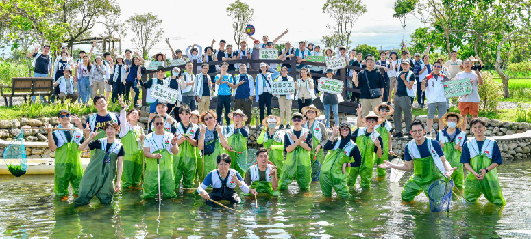 信義房屋日前攜近80位信義志工到「水の故鄉」宜蘭縣員山鄉蓁巷社區，協助社區發展協會為第一屆「湧泉嘉年華」整理場域