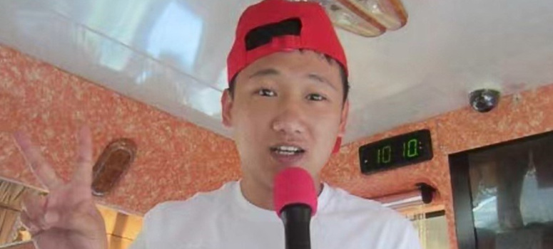 受疫情衝擊，擁有10多年導遊資歷的許人中轉職到信義房屋，一路走向管理職，希望用自己過來人的經驗鼓勵其他的轉職者，努力與不放棄也能再闖出另一片天