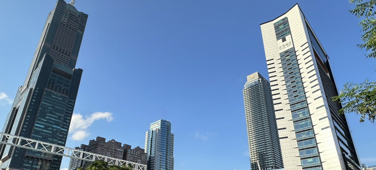 亞洲新灣公辦都更案位於特貿三北基地 位於高雄市立圖書館總館、中鋼總部、高雄展覽館中間，透過公辦都更將改造為商辦大樓。