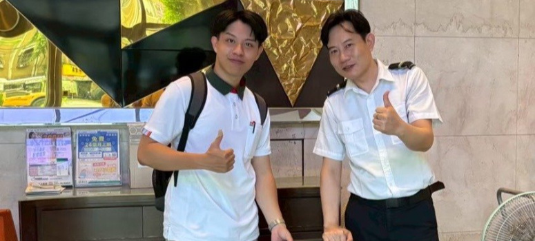 信義房屋內湖店林彥銘(左)勤跑社區，獲得社區住戶好評。