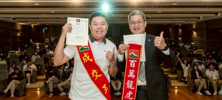 信義房屋任職5年的吳宇麟（左），在今年「圓夢」選上店主管。