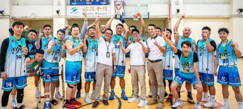 「信義房屋籃球聯賽」2015年開始舉辦,截至目前每年都維持11至13支社團隊伍參與賽事,圖為去年冠軍隊伍。除籃球外,包括羽球、壘球等,也都有聯賽。