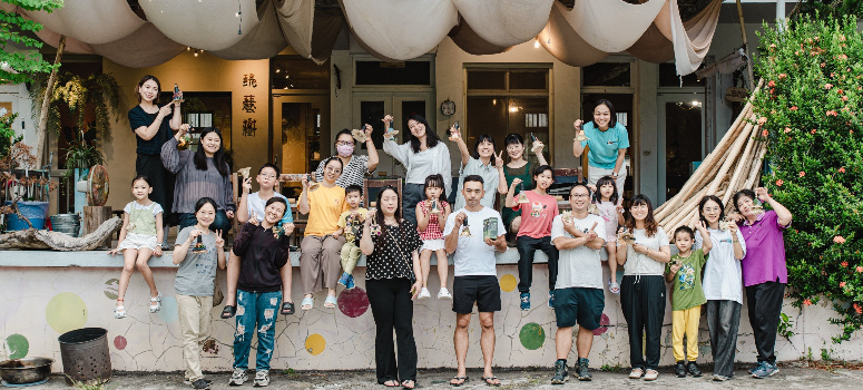 信義房屋社區一家，透過小旅行帶民眾走入花蓮樹皮體驗村，感受社造串聯文化傳承的案例。