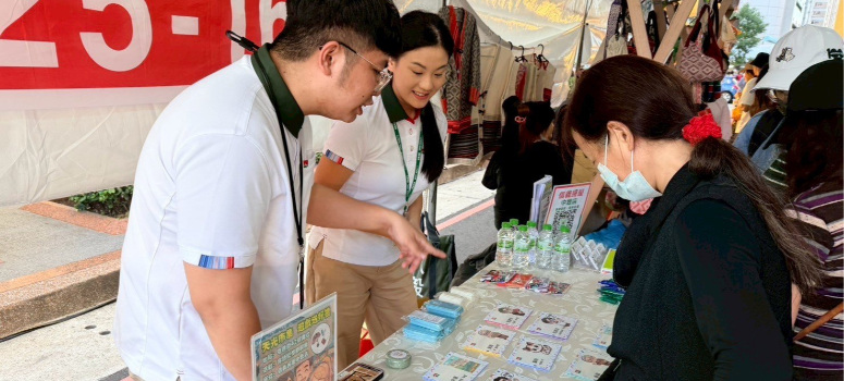 信義房屋中壢店深耕中壢六合商圈，首度以好鄰居身分參與天光市集，透過小遊戲和民眾互動、傳授生活客語