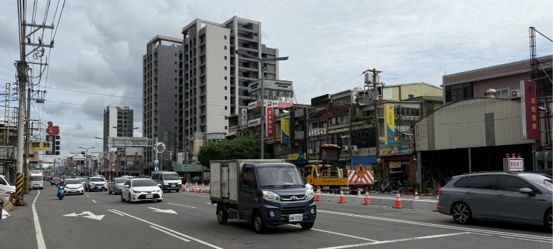 中華路為竹北主要幹道，連接新豐、竹北與新竹市，交通便利、商圈成熟。