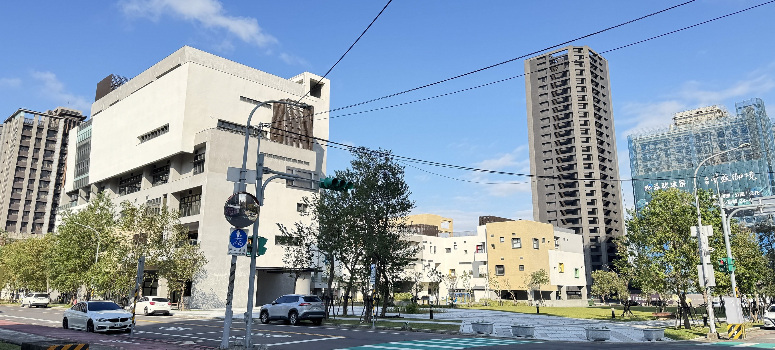 信義房屋八德介壽店主任詹景旻表示八德擴大重劃區相較其他重劃區，不僅擁有生活機能、綠地等優勢，價位較親民，加上各項交通建設實現中，是八德近年熱門區域.