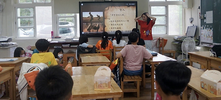 瑞芳因產業沒落與人口外移，社區內多為高齡者與弱勢家庭，許多孩子來自單親或隔代教養家庭，課後與假日缺乏穩定陪伴。