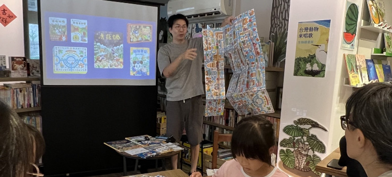 小朋友們在綠書店試玩卡牌（圖：綠書店）