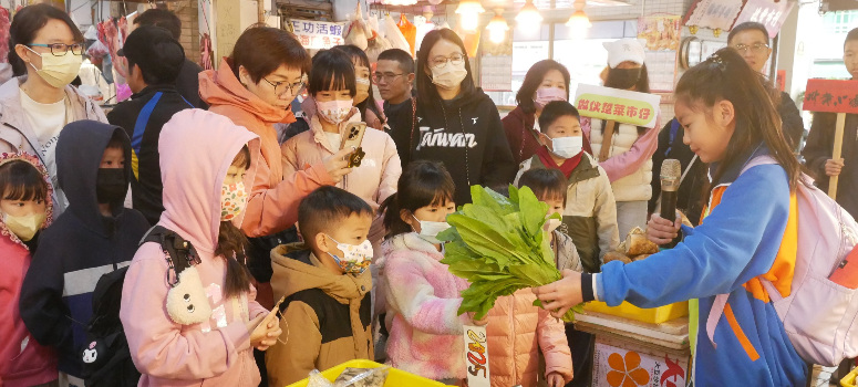 2025社區一家深耕校園類國小師生組首獎「作伙踅菜市仔2.0」以來自不同班級的資優學生組成核心學員群，接受市場走讀與導覽訓練後，再帶領原班同學認識市場裡的人物與故事.