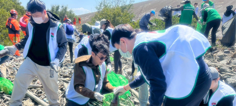 信義房屋志工與南華大學學生、以及水環境巡守隊資深成員一同沿著北港溪步行撿拾垃圾.