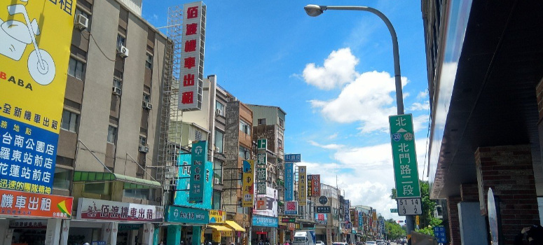房市專家看好，當綠園道、自行車道完工，帶來更多人潮，可以為北門路商圈發展帶來正面影響。圖為北門路二段資料照片。