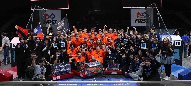 南山高中(圖左，編號8725)征戰土耳其於世界機器人大賽與土耳其(中)、荷蘭(右)隊伍聯手奪冠晉級休士頓決賽，信義房屋亦以行動支持團隊赴美圓夢(南山高中提供)