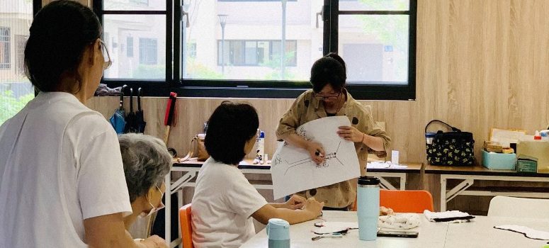 社區一家2024年楷模獎「重拾長者自信行動方便褲」計畫，設計可清洗、重複使用的衛生布墊，並在雲林社區開設免費手作課程