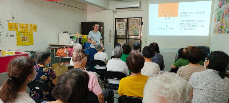 朱修儁呼吸治療師在社區照顧關懷據點以五問練習與民眾分享醫病溝通技巧