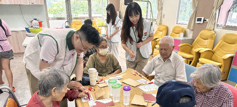 信義企業集團今年邀請供應商走入社區，深入理解地方組織如何連結照顧、文化與社區資源