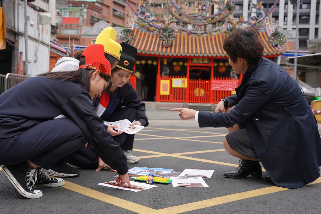 【深耕校園類-中學師生組】首獎萬芳高中學生實際深入社區進行現地踏察，並設計相關遊戲活動