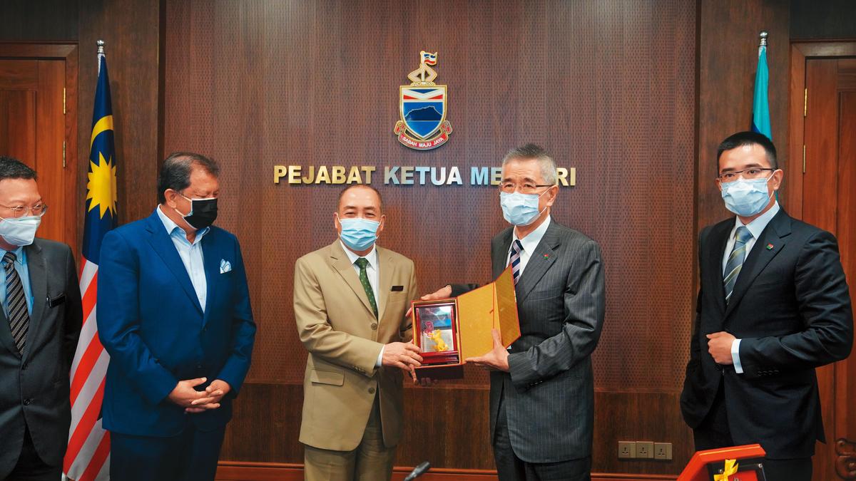 10月時，周俊吉不畏疫情，為環灘島開發計畫親飛馬來西亞拜訪當地官員。