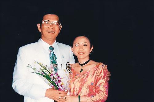 創業之初，周俊吉曾靠著典當太太首飾周轉度難關。